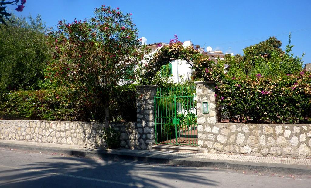 Seafront Apartments Garden House Taormina Room photo