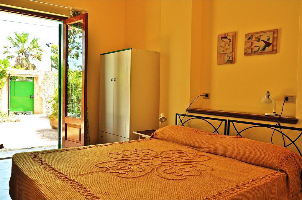 Seafront Apartments Garden House Taormina Room photo